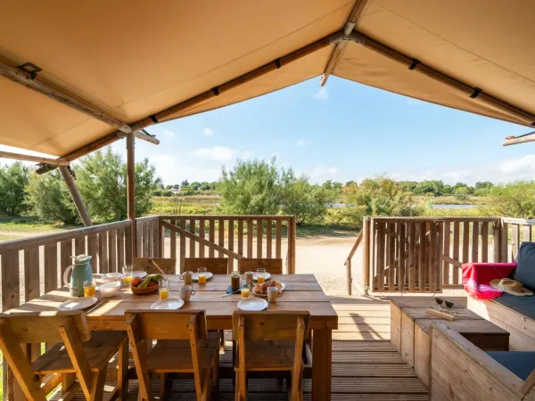 The Roan Lodgetent Luxe has a decking with a lounge sofa.