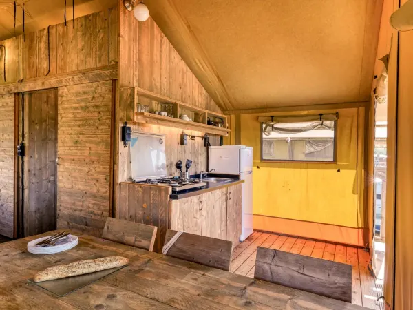 The Roan Lodgetent Luxe has a sturdy dining table with chairs.