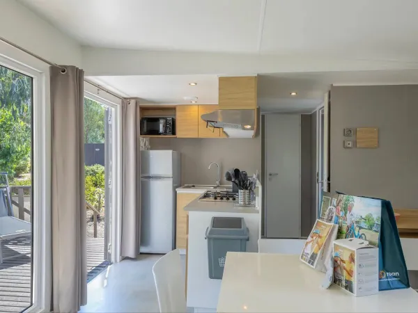 The kitchen and living room of the Roan mobile home Supreme with 2 bathrooms.
