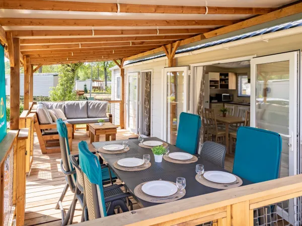 The Comfort Lounge's spacious terrace is furnished with a table, chairs and a comfortable lounge sofa.