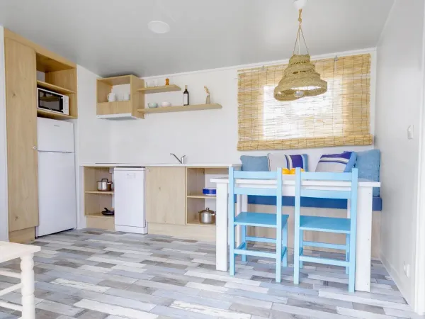 The kitchen/living room of the Roan mobile home Premium Premium Zone.