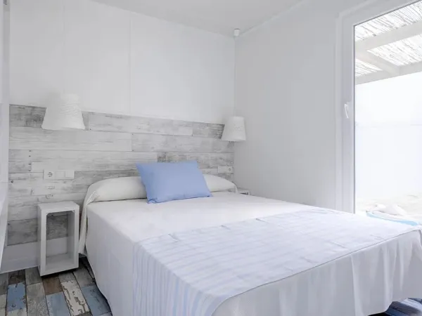 The double bed of the Roan mobile home Premium Premium Zone.