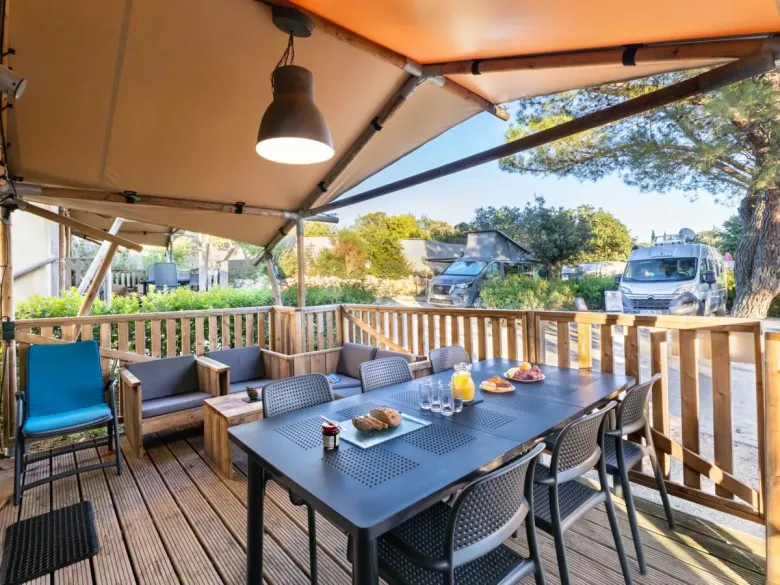 The Roan Lodgetent Premium XL has a luxurious lounge area with comfortable cushions.