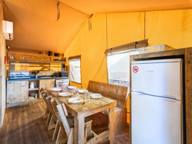 The Roan Lodgetent Premium XL has scaffolded kitchen with dishwasher, fridge and gas stove.