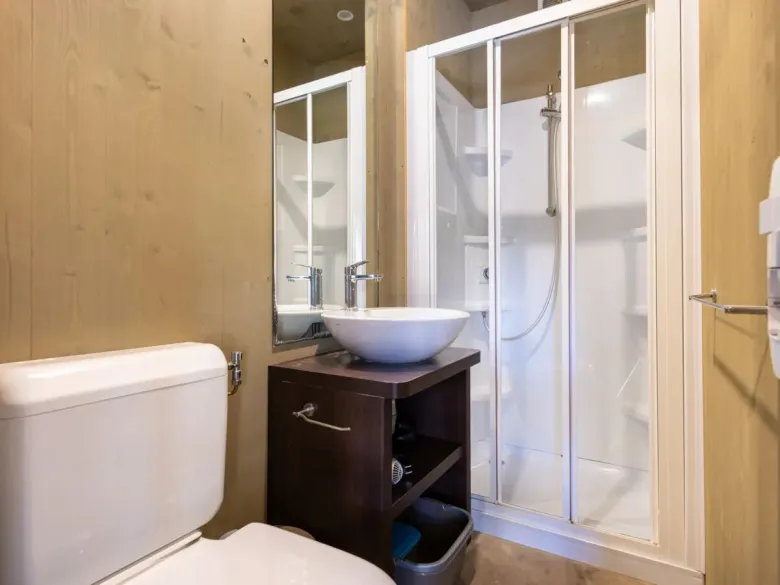 The Roan Lodgetent Premium bathroom has luxury shower cubicle, toilet and sink.