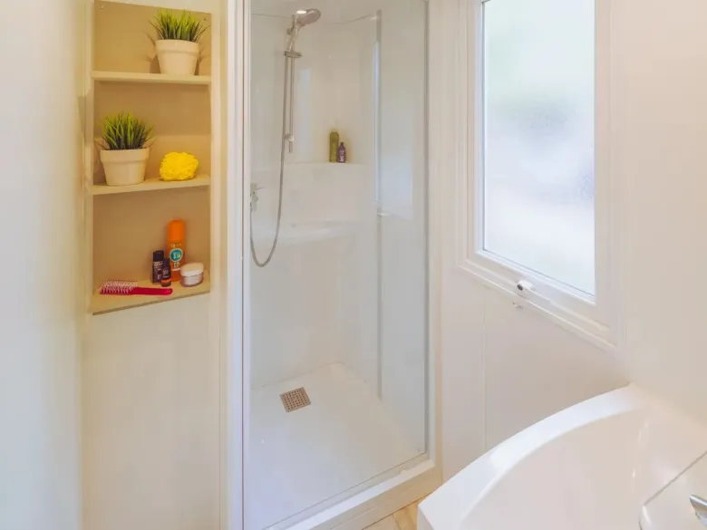 The bathroom of the Roan mobile home Comfort Plus.
