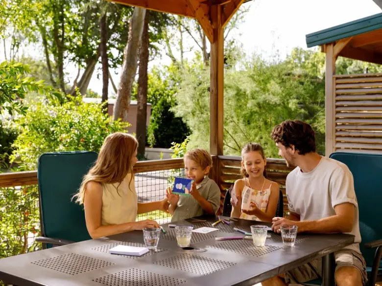Enjoy together on the spaciously covered decking of the Roan Lodgetent Premium XL.
