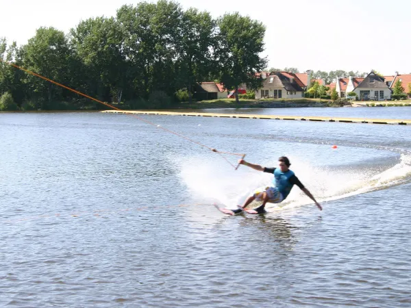 Water skiing on the lake at Roan camping De Schatberg.