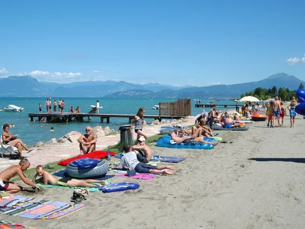 Lively beach on Lake Garda at Roan camping Del Garda.