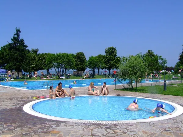 Overview of swimming pools at Roan camping Del Garda.