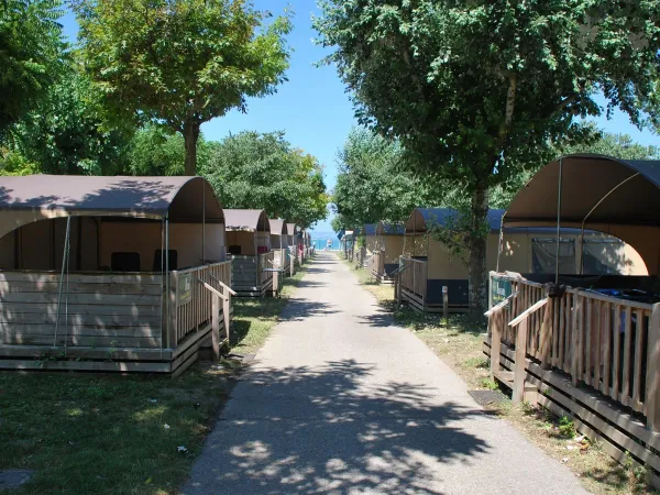 Holiday lodgetent accommodaties op Roan camping Del Garda.