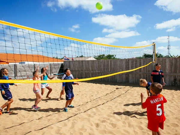 Playing volleyball at Roan camping La Dune Des Sables.