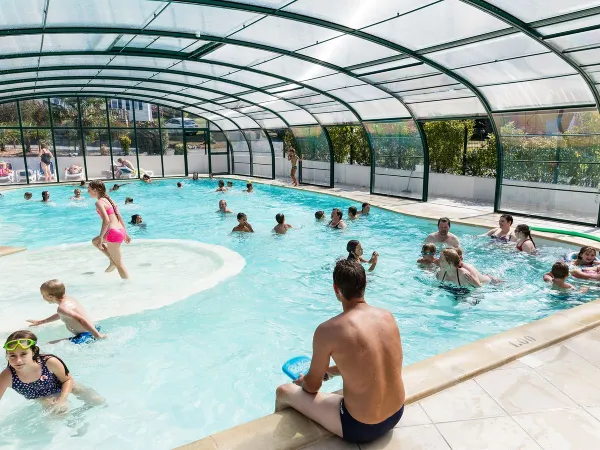 Covered swimming pool at Roan camping La Vallée.