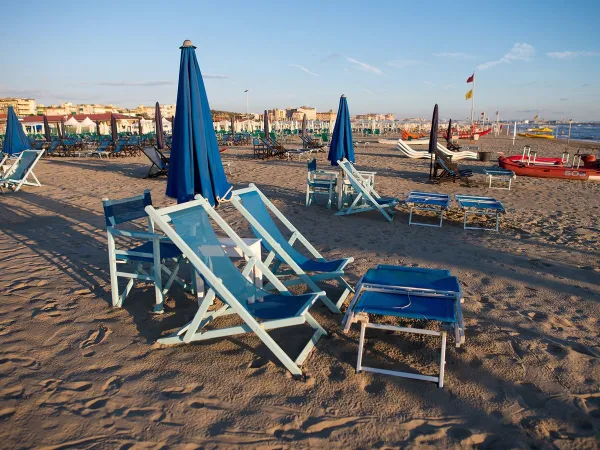 Lying opportunities on the beach at Roan camping Le Capanne.