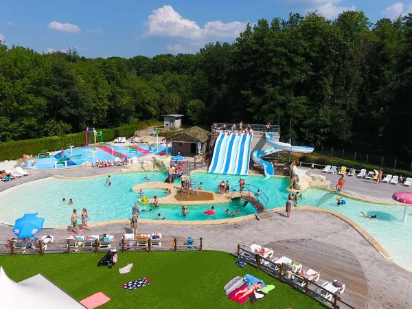 Overview pool of Roan camping de Bonnal.