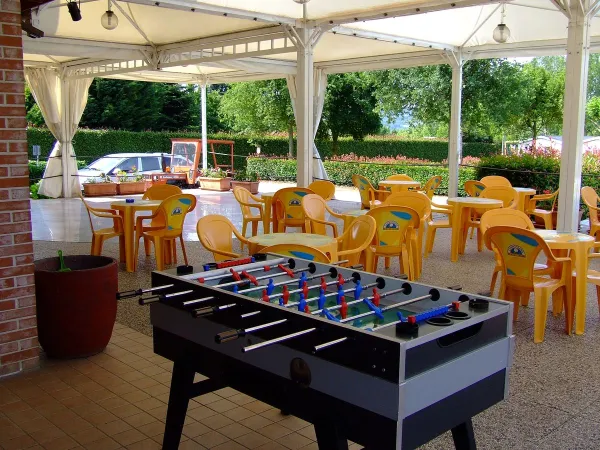 Terrace with soccer table at Roan camping Okay Lido.