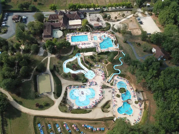 Overview swimming park of Roan camping Avit Loisirs.