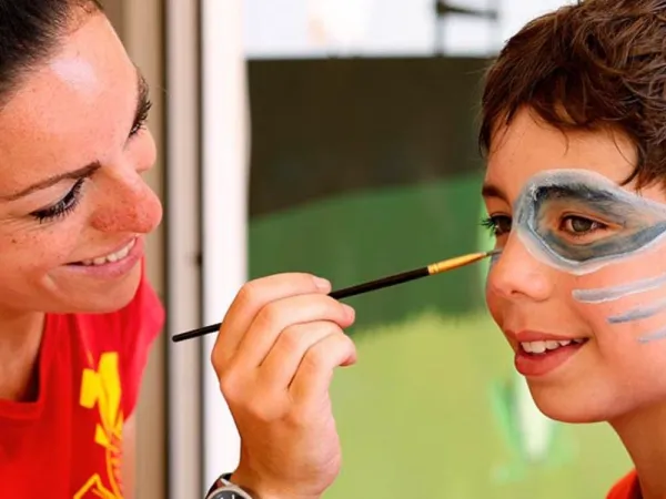 Face painting activity at Roan camping Rosselba.