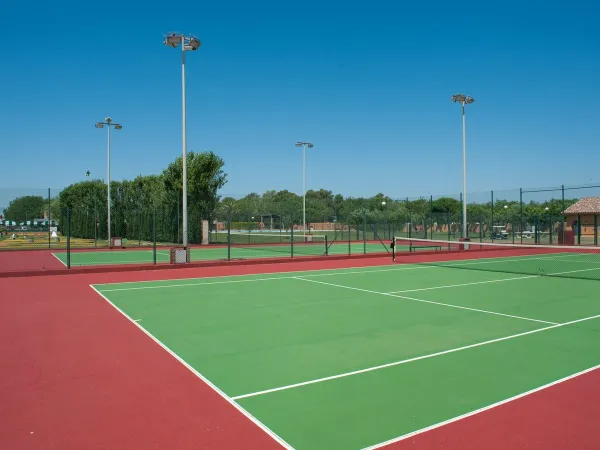 Tennis courts at Roan camping Playa Brava.