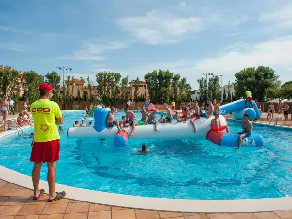 Air cushion in the pool at Roan camping Playa Brava.