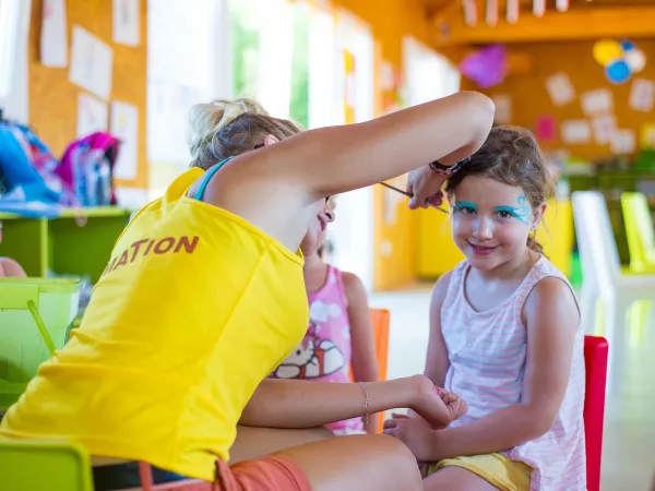 Face painting activity at Roan camping La Sirène.