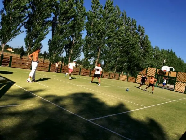 The multisport field at Roan camping La Sirène.