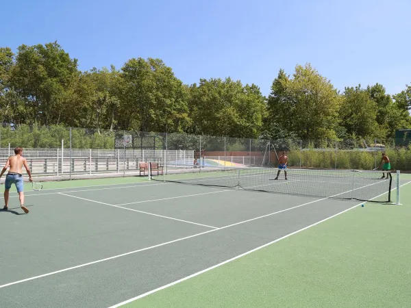 Tennis court at Roan camping La Chapelle.