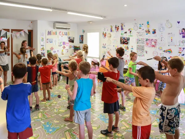 Children's entertainment at Roan camping La Chapelle.