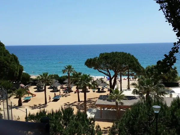 View from the campsite over the beach at Roan camping Cala Gogo.