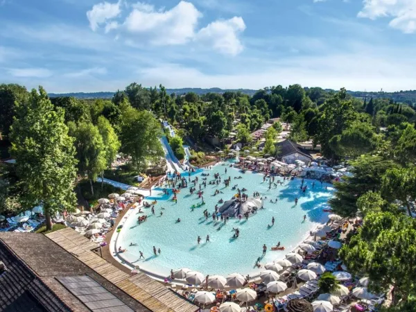 Overview lagoon pool with slides and water slides at Roan camping Altomincio.