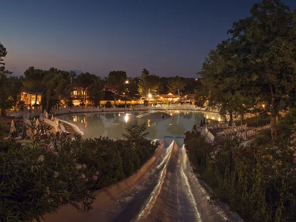 Lagoon pool atmospheric in the evening at Roan camping Altomincio.