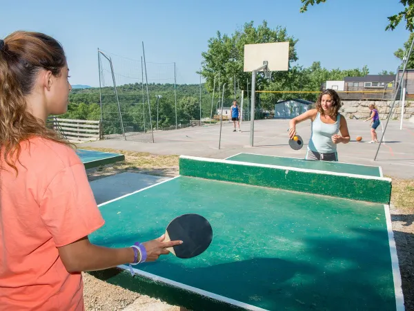 Play table tennis at Roan camping Aluna Vacances.