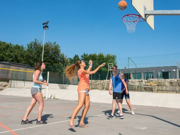 Playing basketball at Roan camping Aluna Vacances.