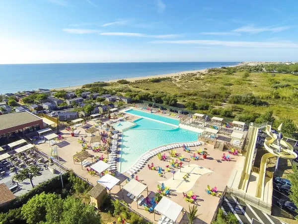 Overview of Roan camping Beach Garden's water park.