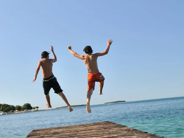 Jumping children at Roan camping Polari.