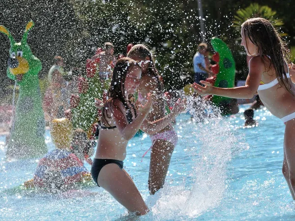 Girls playing at Roan camping Polari.