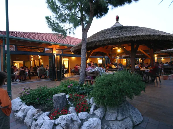 Thematic terrace at Roan camping Tahiti.