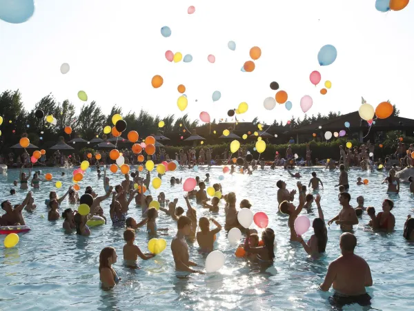 Pool activity at Roan camping Tahiti.