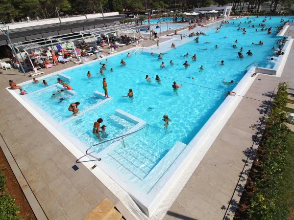 Overview lively swimming pool at Roan camping Valkanela.