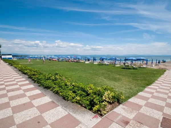 Sunbathing area by the beach at Roan camping Turistico.