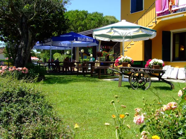 The terrace of the restaurant at Roan camping La Rocca Manerba.