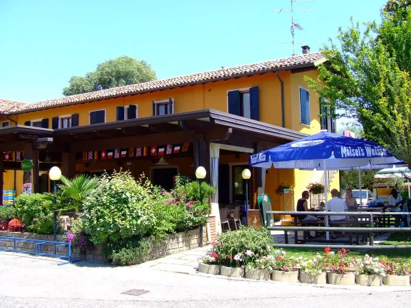 The restaurant with terrace at Roan camping La Rocca Manerba.