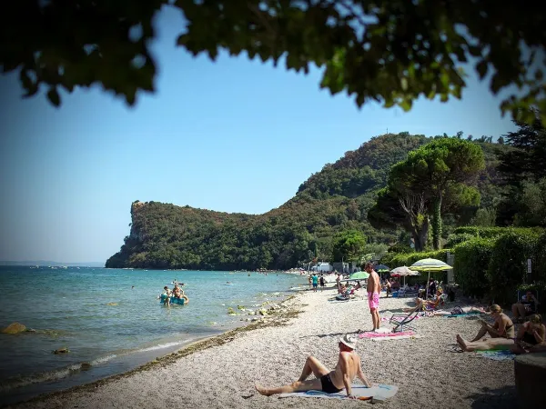 The pebble beach at Roan camping La Rocca Manerba.