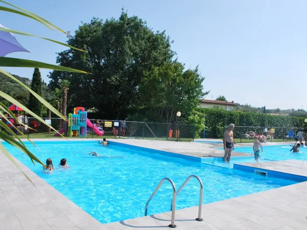 The swimming pool at Roan camping La Rocca Manerba.
