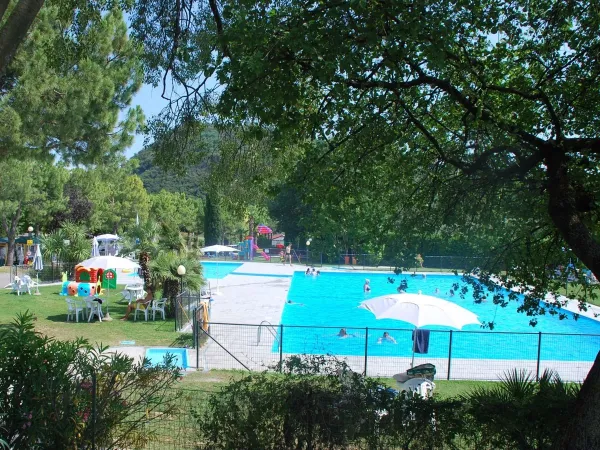 Overview of the swimming pool at Roan camping La Rocca Manerba.