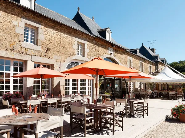 A terrace at Roan camping des Ormes.