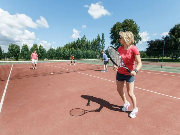 Tennis at Roan camping des Ormes.