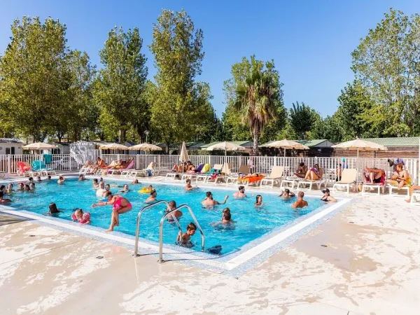 Lively swimming pool at Roan camping Club Napoléon.