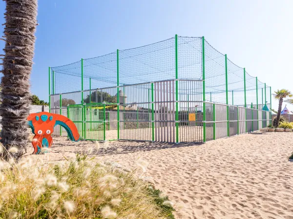 Sports field on the beach at Roan camping Le Domaine du Clarys.