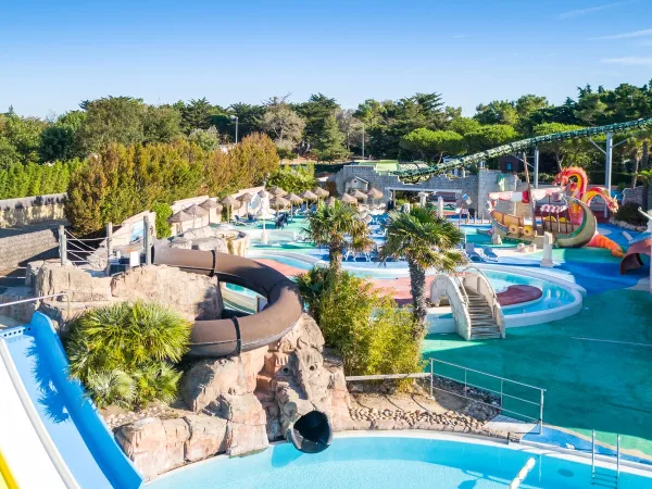 Overview of the water park at Roan camping Le Domaine du Clarys.